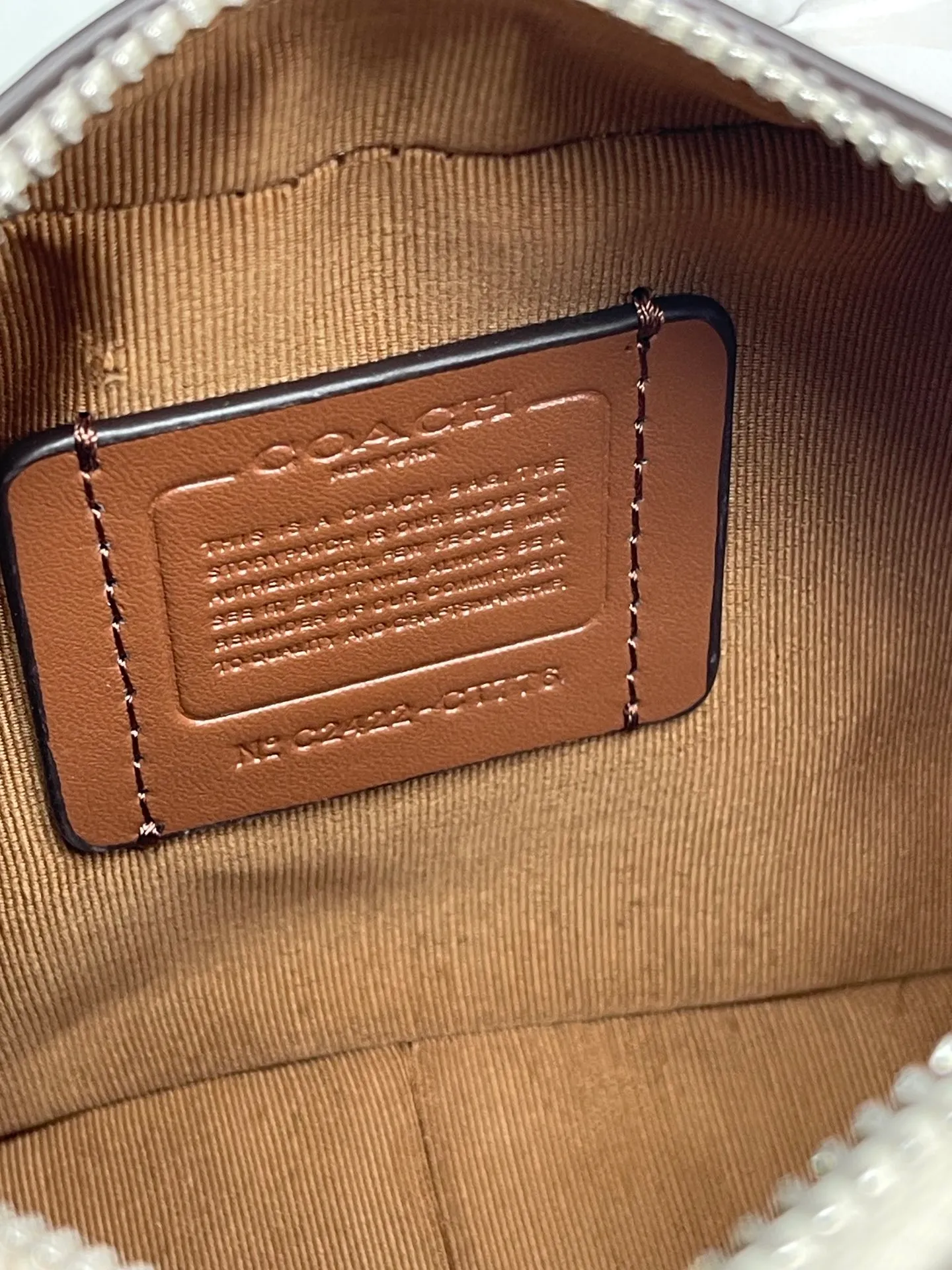 P390¥💰coach/Coach’s new June model Andrea is really not to be missed. CT768 Andrea series is so beautiful! Simple and fashionable, versatile and practical! It’s great whether for personal use or as a gift! Size 21/11/7.