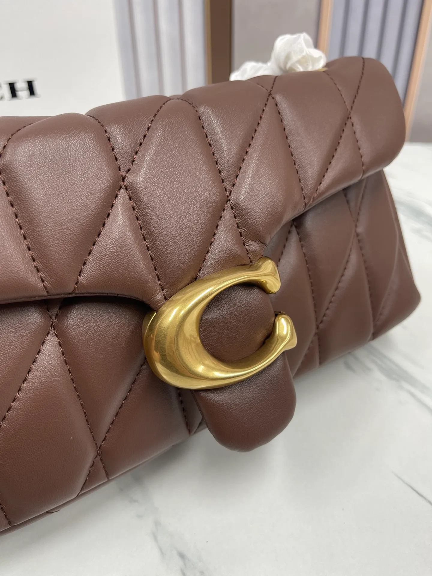 P480¥Coach/Coach new counter synchronized new products model CP400 Quilting Tabby chain tabby with quilting technology, cool dark buckle, low-key and high-end white/gold buckle. Choose a size and color you like. Size 26/15.