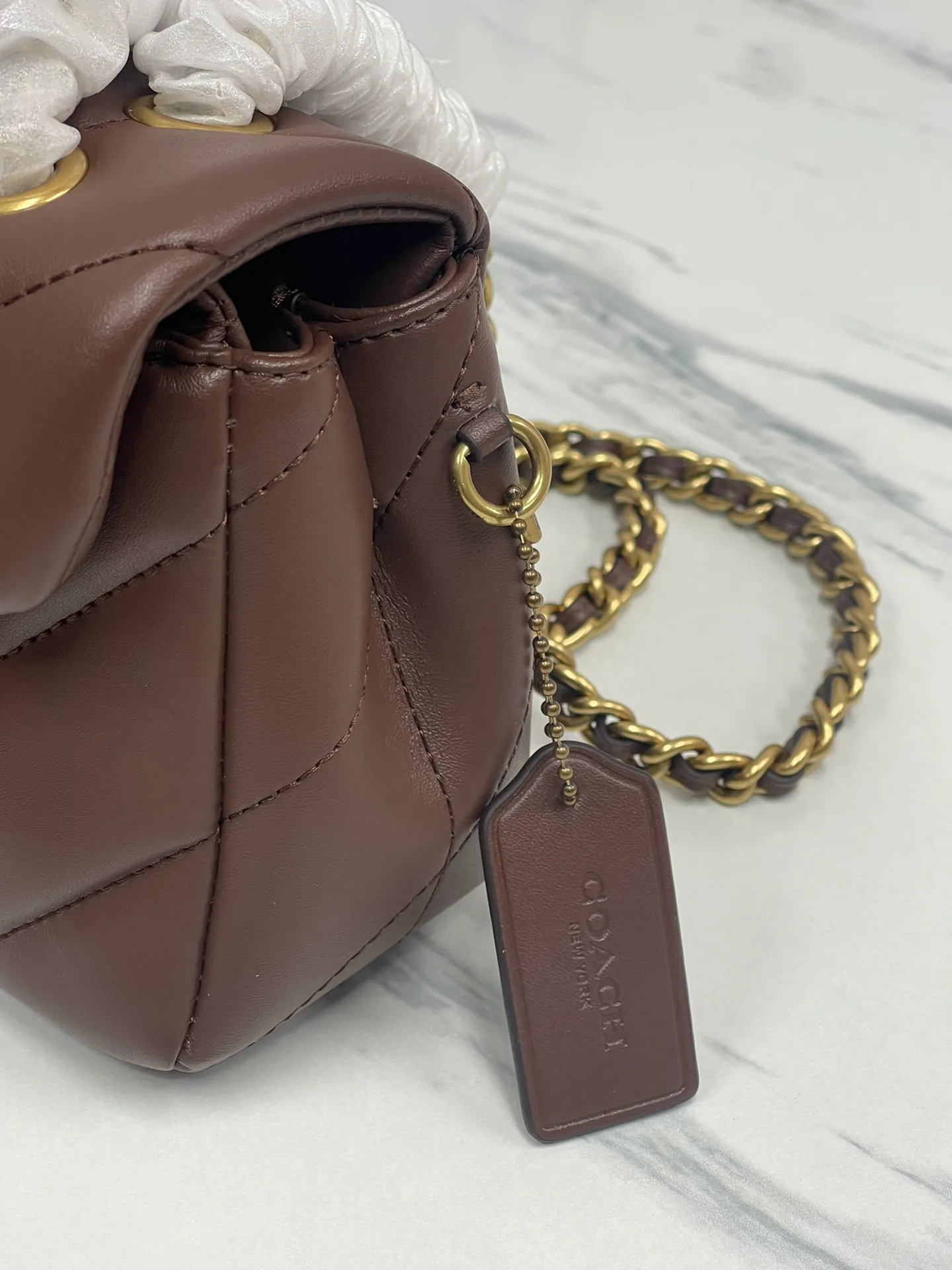 P480¥Coach/Coach new counter synchronized new products model CP400 Quilting Tabby chain tabby with quilting technology, cool dark buckle, low-key and high-end white/gold buckle. Choose a size and color you like. Size 26/15.
