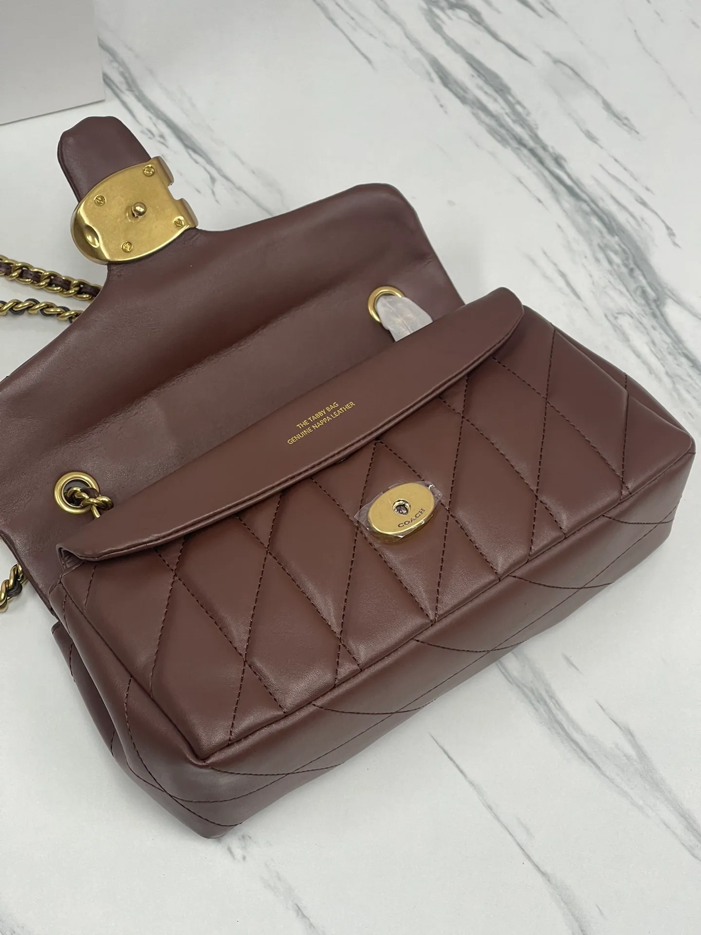 P480¥Coach/Coach new counter synchronized new products model CP400 Quilting Tabby chain tabby with quilting technology, cool dark buckle, low-key and high-end white/gold buckle. Choose a size and color you like. Size 26/15.