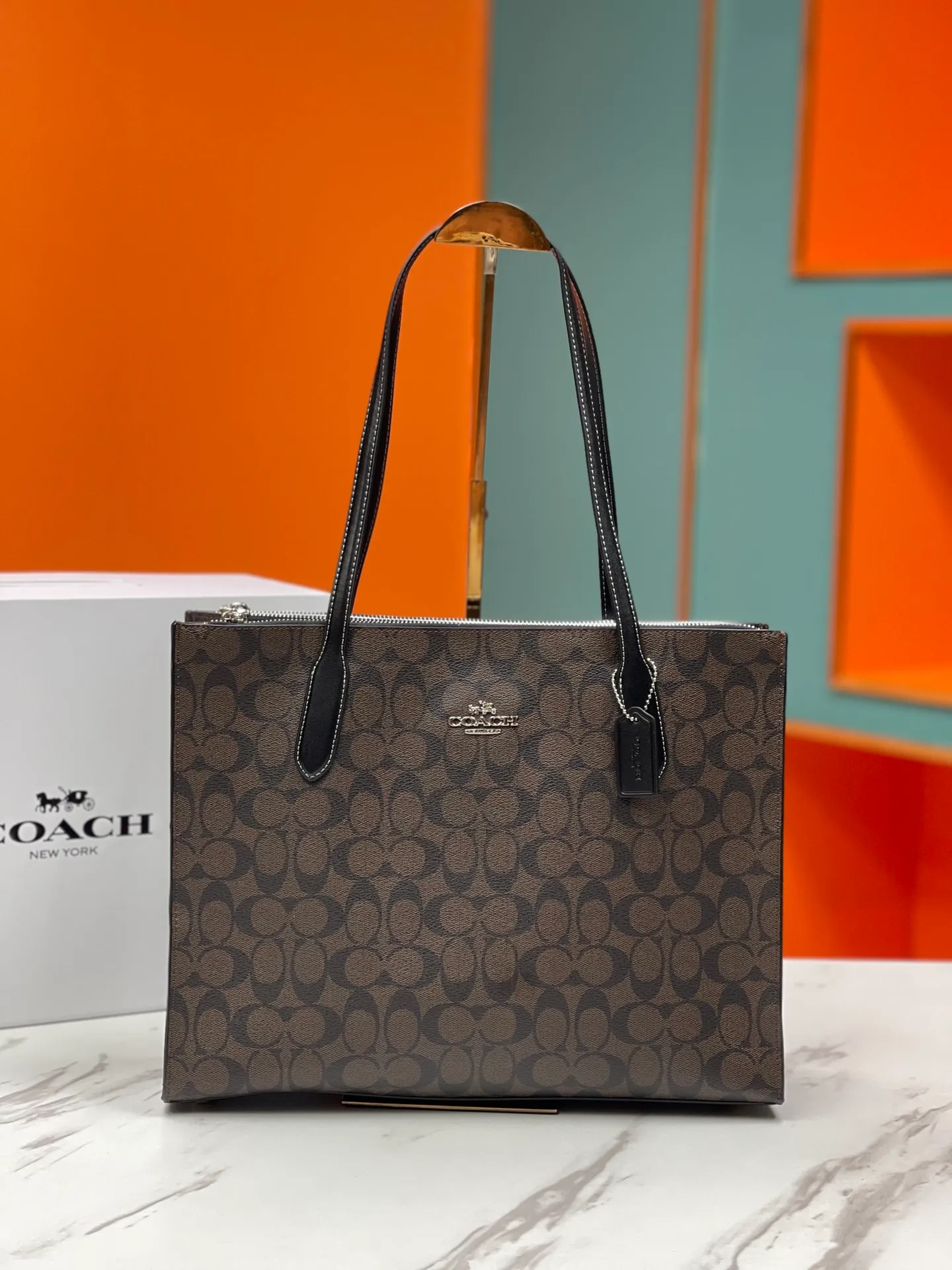 480💰COACH/Coach new model | August new product CL399. CL654Nina tote bag classic presbyopia commuting bag is suitable for Jimei commuting in the office. It is very versatile and classic. It has a large capacity and can easily accommodate all office needs. The canvas coating is scratch-resistant and wear-resistant, so you are not afraid of being easily injured! Two of the other three compartments have zippers, which facilitates the storage of items while ensuring safety. It is a truly practical tote. Size 36/28/8