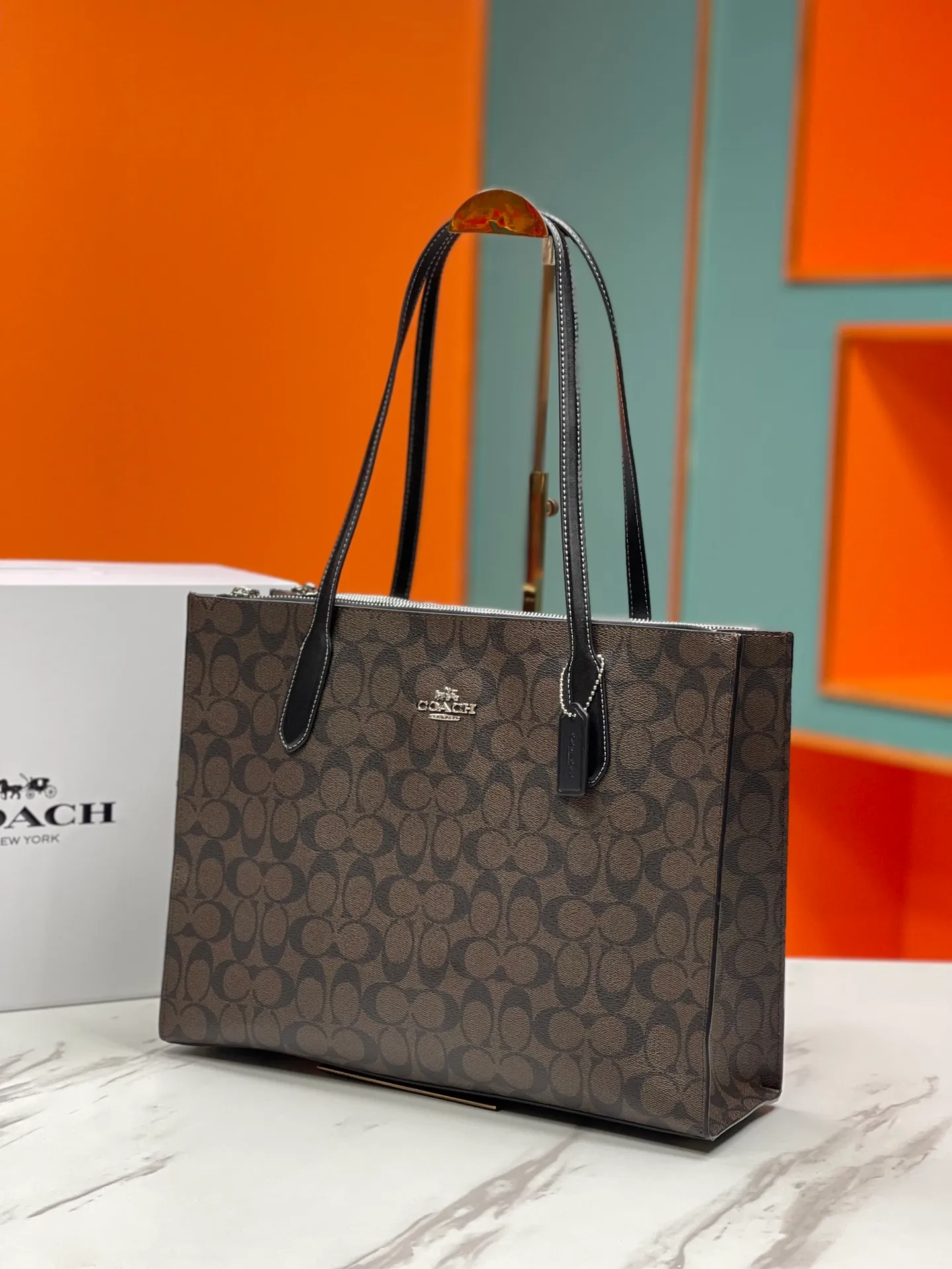 480💰COACH/Coach new model | August new product CL399. CL654Nina tote bag classic presbyopia commuting bag is suitable for Jimei commuting in the office. It is very versatile and classic. It has a large capacity and can easily accommodate all office needs. The canvas coating is scratch-resistant and wear-resistant, so you are not afraid of being easily injured! Two of the other three compartments have zippers, which facilitates the storage of items while ensuring safety. It is a truly practical tote. Size 36/28/8