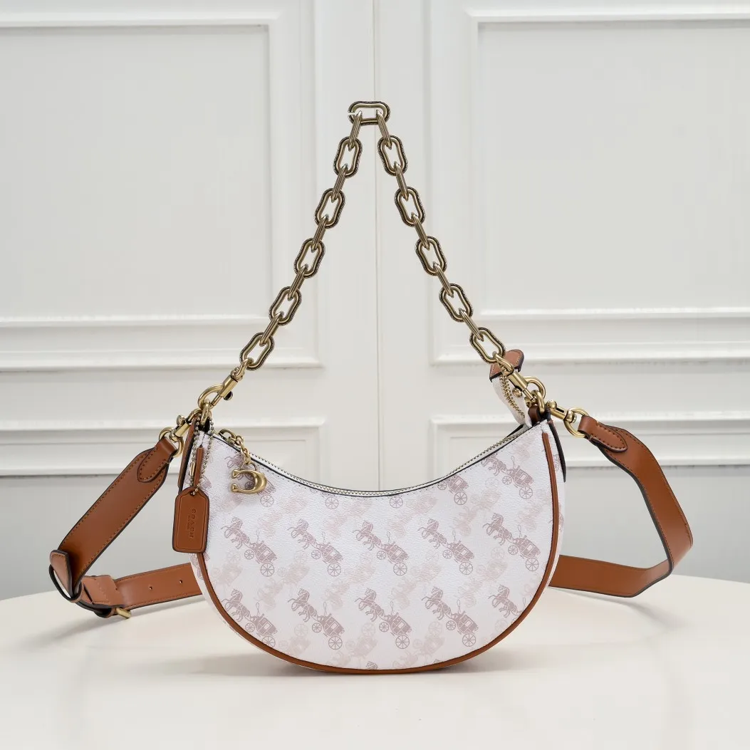 P360 [Top original order] CM584 Kou's new mira crescent bag has a proper temperament on the upper body, using a retro brushed brass chain ~ full of texture. Two shoulder straps can be worn cross-body under the arm, and the two styles can be switched at will. Size:23.5*16*6.5cm