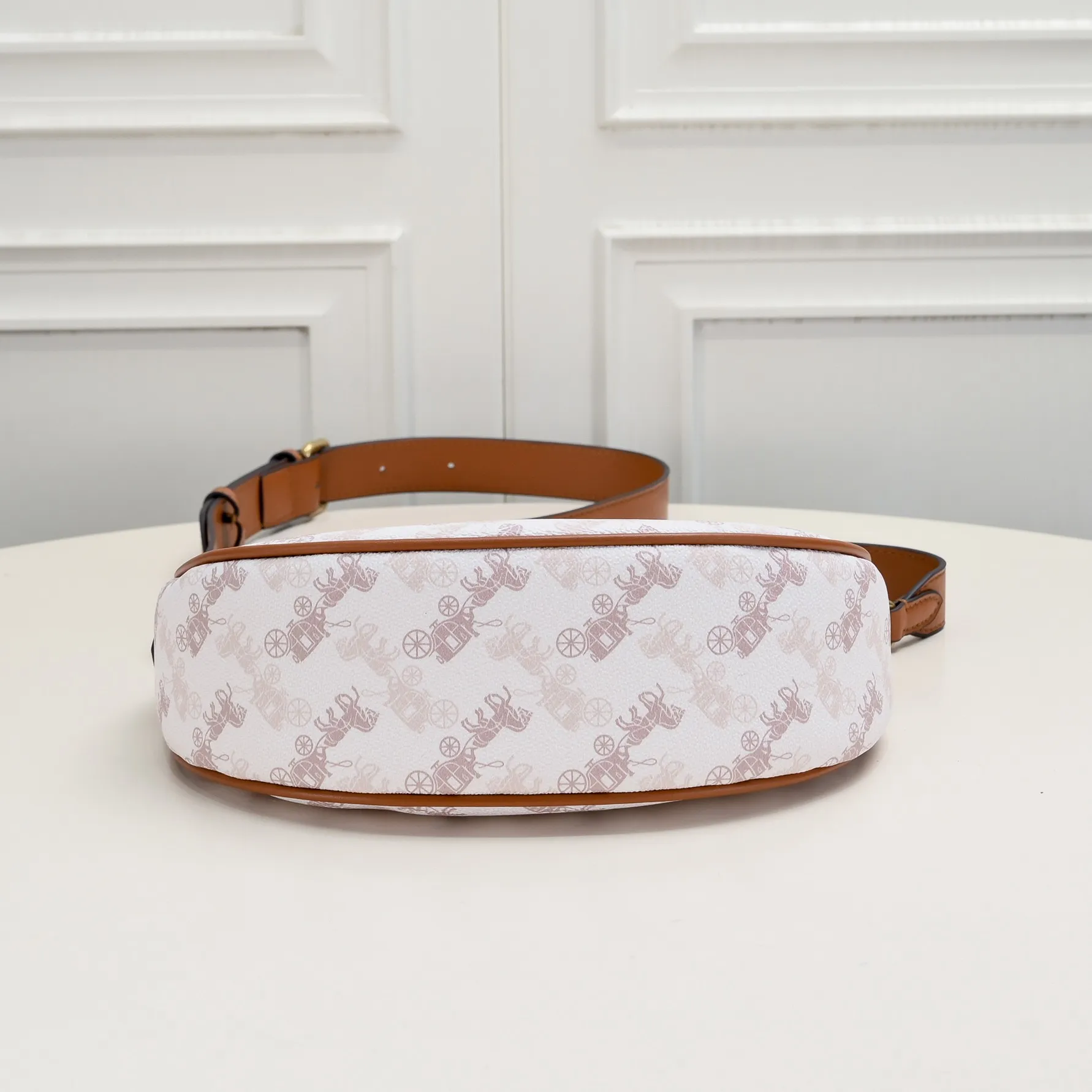 P360 [Top original order] CM584 Kou's new mira crescent bag has a proper temperament on the upper body, using a retro brushed brass chain ~ full of texture. Two shoulder straps can be worn cross-body under the arm, and the two styles can be switched at will. Size:23.5*16*6.5cm