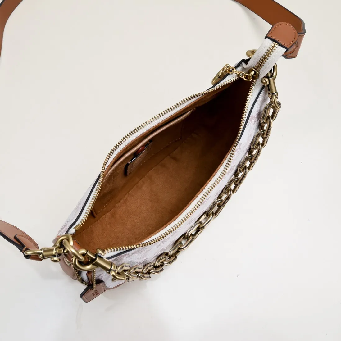 P360 [Top original order] CM584 Kou's new mira crescent bag has a proper temperament on the upper body, using a retro brushed brass chain ~ full of texture. Two shoulder straps can be worn cross-body under the arm, and the two styles can be switched at will. Size:23.5*16*6.5cm