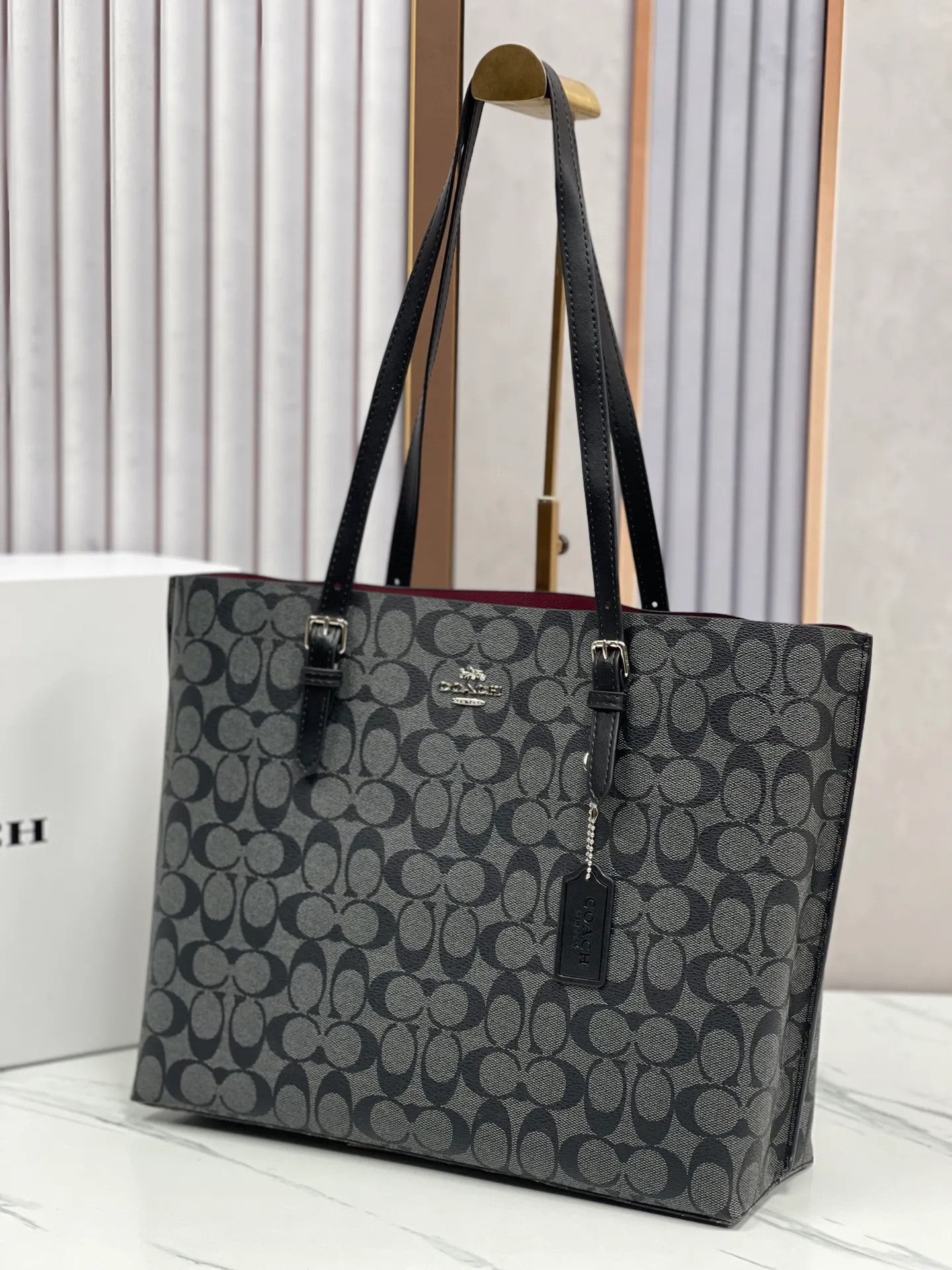 Top original order batch 440¥ Coach counter model mollie tote series, model 1665 New tote bag, the latest style, with compartments and zippers, convenient and private, it will make you consciously classify and load. New bag appearance, large capacity, original opening. Size approximately 34/13/28,