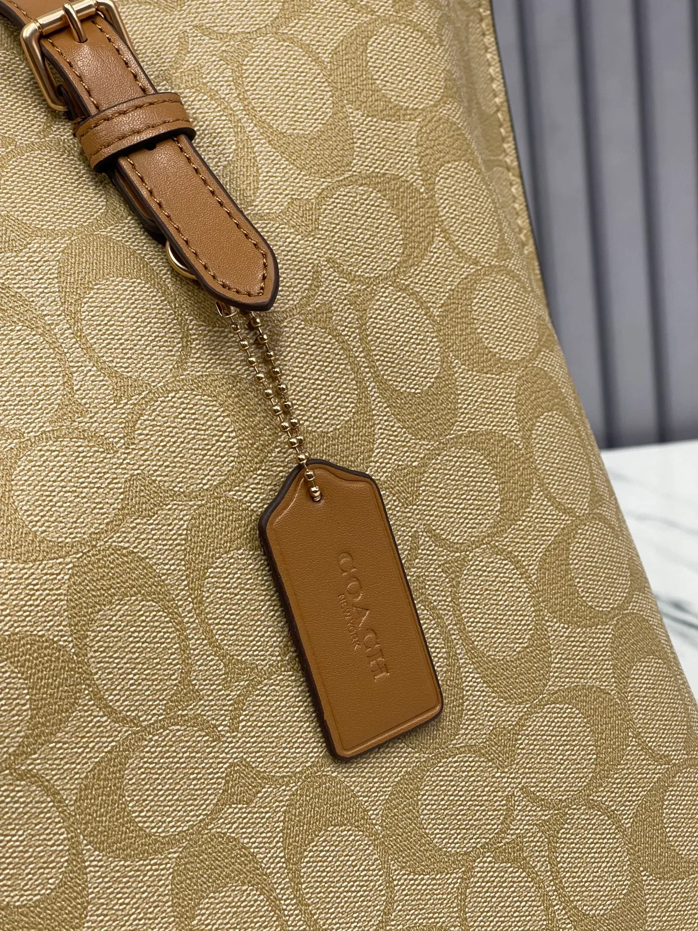 P440¥Coach’s counter model mollie tote series, model 1665, the new tote bag, the latest style, with compartments and zippers, convenient and private, and will make you consciously load them in categories. New bag appearance, large capacity, original opening. Size approximately 34/13/28,