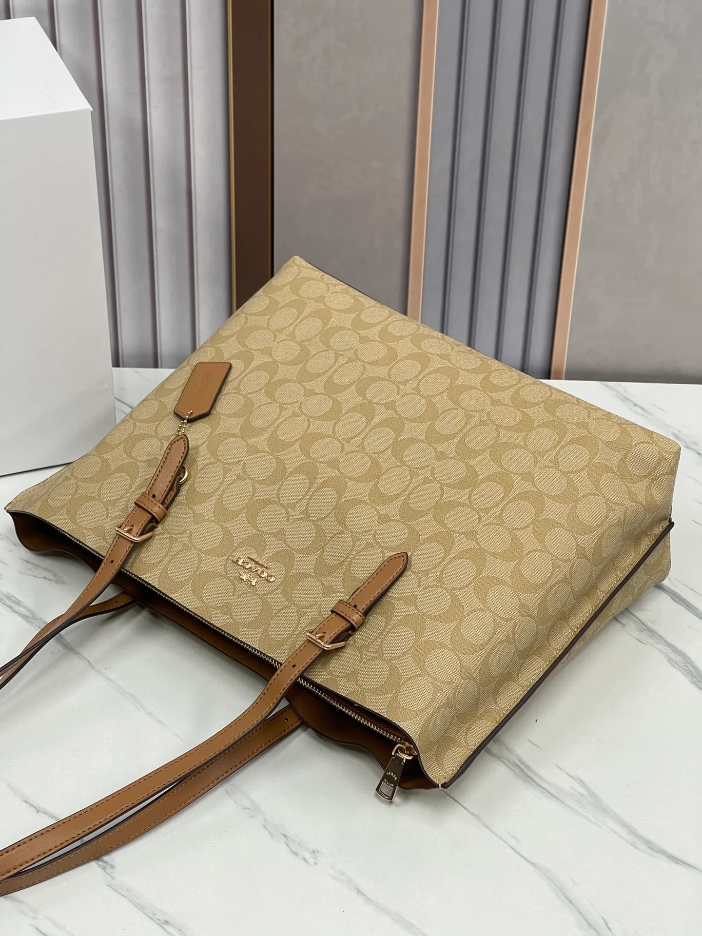 P440¥Coach’s counter model mollie tote series, model 1665, the new tote bag, the latest style, with compartments and zippers, convenient and private, and will make you consciously load them in categories. New bag appearance, large capacity, original opening. Size approximately 34/13/28,