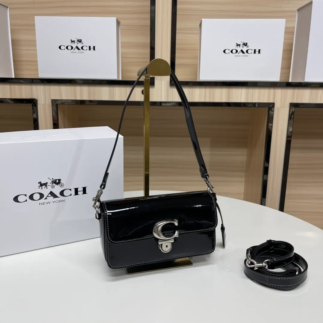 Top original order batch 480💰Coach/Coach new NEw new baguette bag Studio 20 patent leather! [Rose] model cE761 new baguette bag patent leather mirror bag, Studio20 girl bright eye I like it~ the red and black are very atmospheric This patent leather has a good texture and the gloss is not ordinary Size 20/10/6.5[Fireworks][Fireworks]