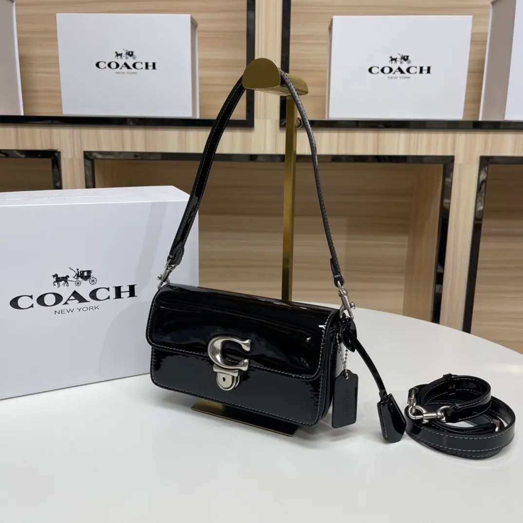 Top original order batch 480💰Coach/Coach new NEw new baguette bag Studio 20 patent leather! [Rose] model cE761 new baguette bag patent leather mirror bag, Studio20 girl bright eye I like it~ the red and black are very atmospheric This patent leather has a good texture and the gloss is not ordinary Size 20/10/6.5[Fireworks][Fireworks]