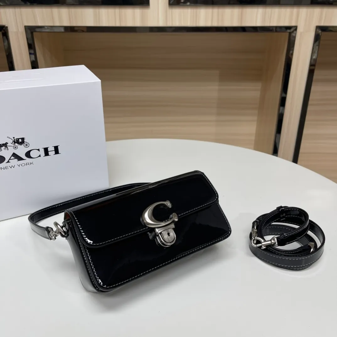 Top original order batch 480💰Coach/Coach new NEw new baguette bag Studio 20 patent leather! [Rose] model cE761 new baguette bag patent leather mirror bag, Studio20 girl bright eye I like it~ the red and black are very atmospheric This patent leather has a good texture and the gloss is not ordinary Size 20/10/6.5[Fireworks][Fireworks]