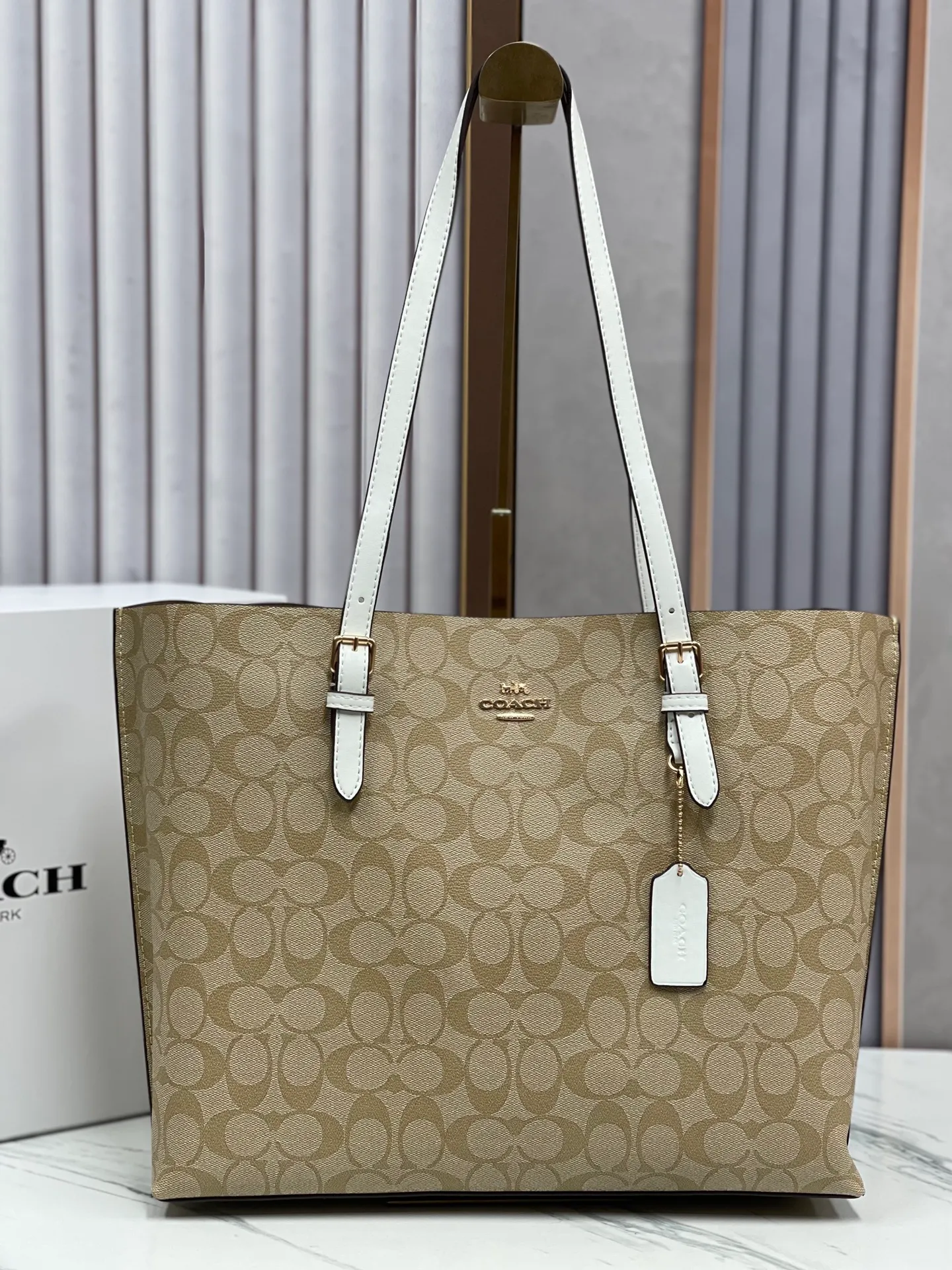 P440¥Coach’s counter model mollie tote series, model 1665, the new tote bag, the latest style, with compartments and zippers, convenient and private, and will make you consciously load them in categories. New bag appearance, large capacity, original opening. Size approximately 34/13/28,