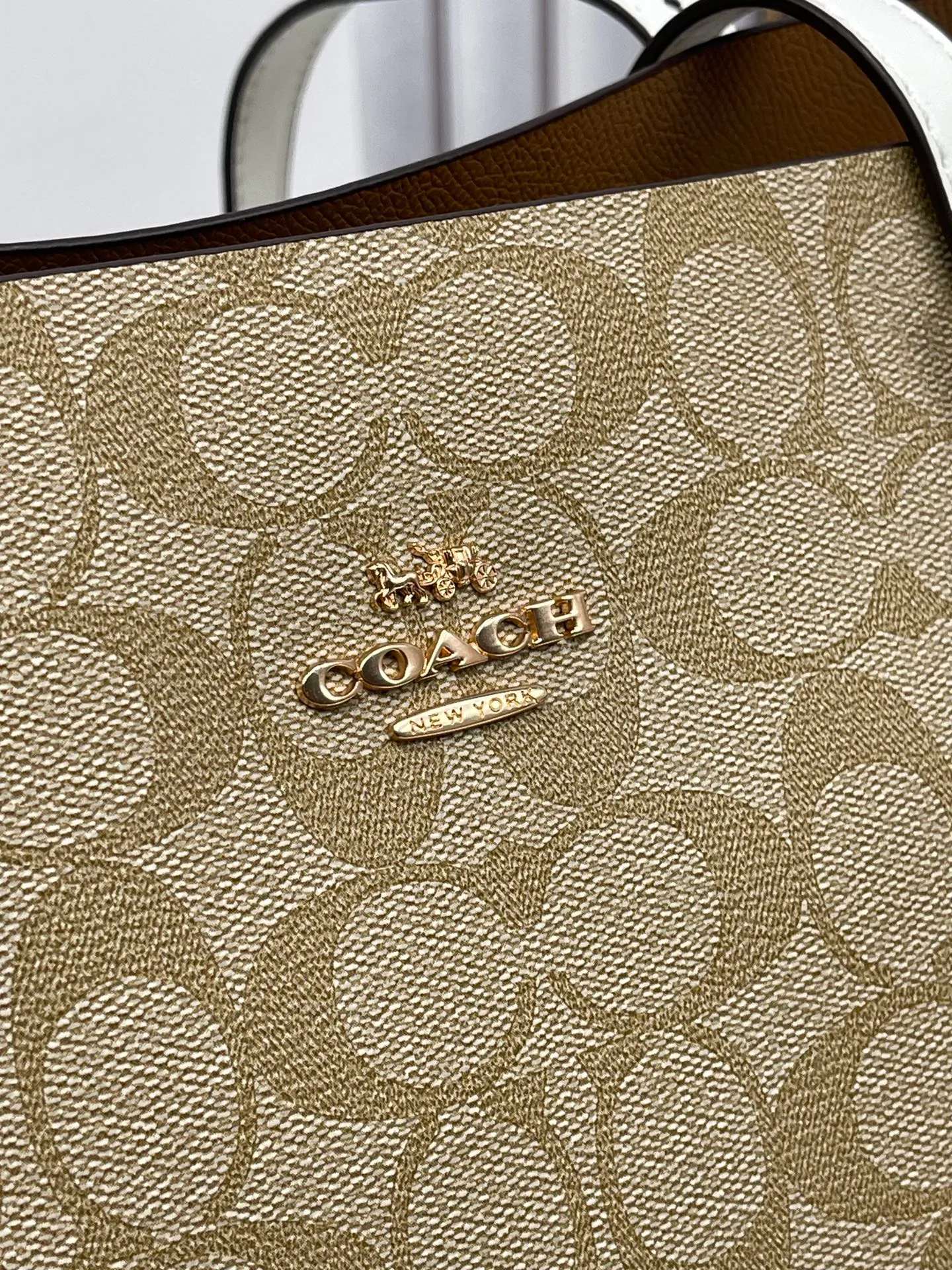 P440¥Coach’s counter model mollie tote series, model 1665, the new tote bag, the latest style, with compartments and zippers, convenient and private, and will make you consciously load them in categories. New bag appearance, large capacity, original opening. Size approximately 34/13/28,
