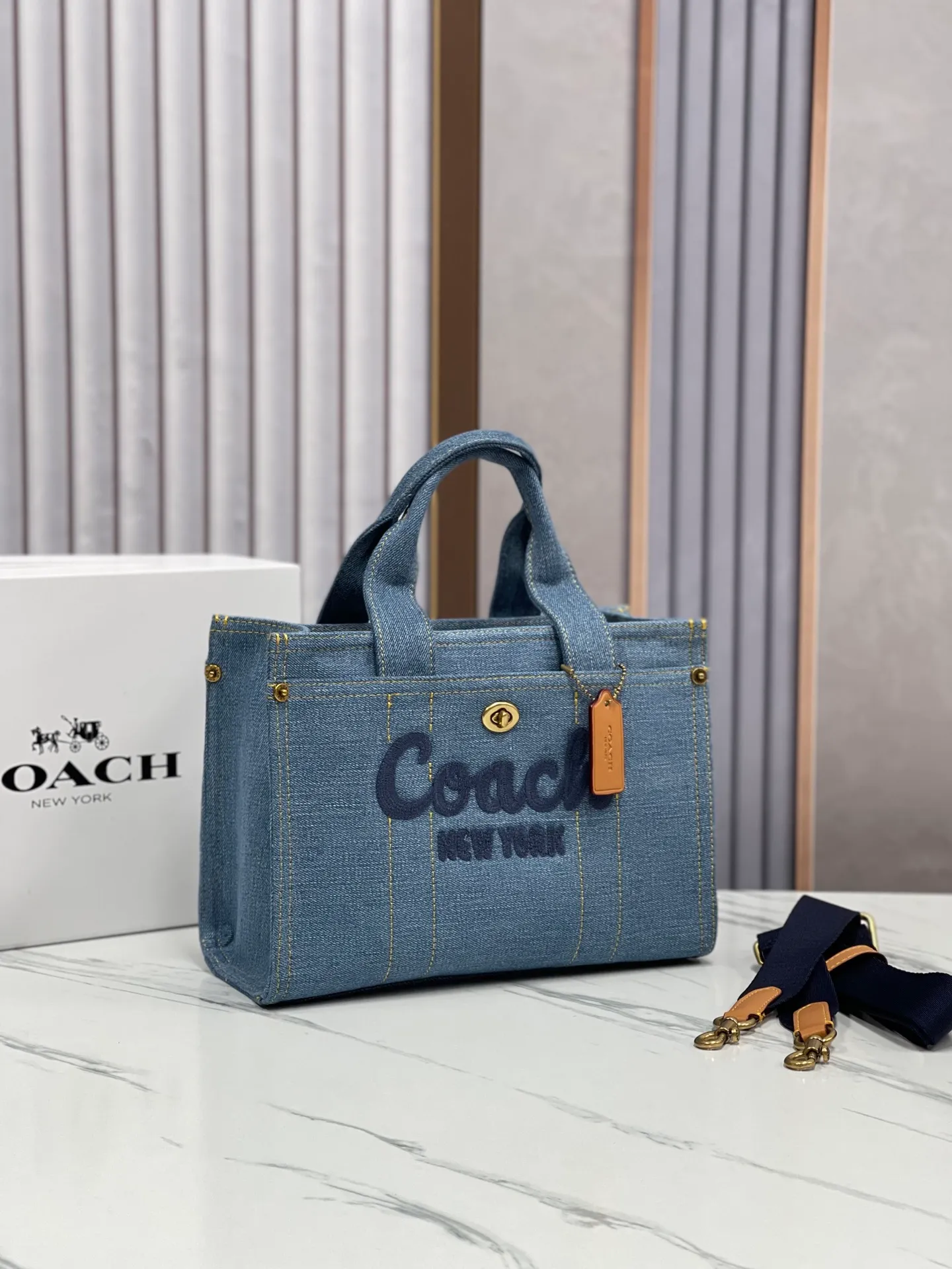 Top original order batch 470💰Coach/Coach new April new model CR659 Cargo tote canvas crossbody tote bag shoulder bag women's bag shopping bag. Size 26.19.13,