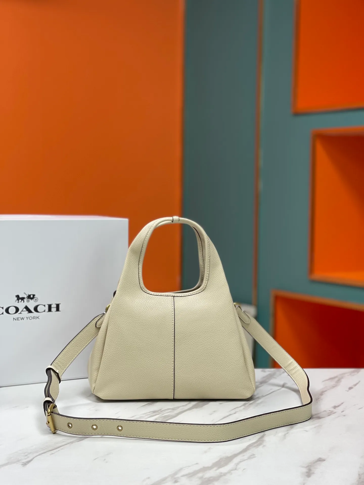 Top original order batch 460💰Coach/Coach new September vegetable basket is huge and beautiful. Coach model CM545. September new LANA vegetable basket bag. The bag shape is simple and elegant, and can be used for daily items. It is small enough and can be carried by hand or cross-body. Daily items can be placed completely. It is medium-sized and can be carried by hand or cross-body. Size 22.31.13.