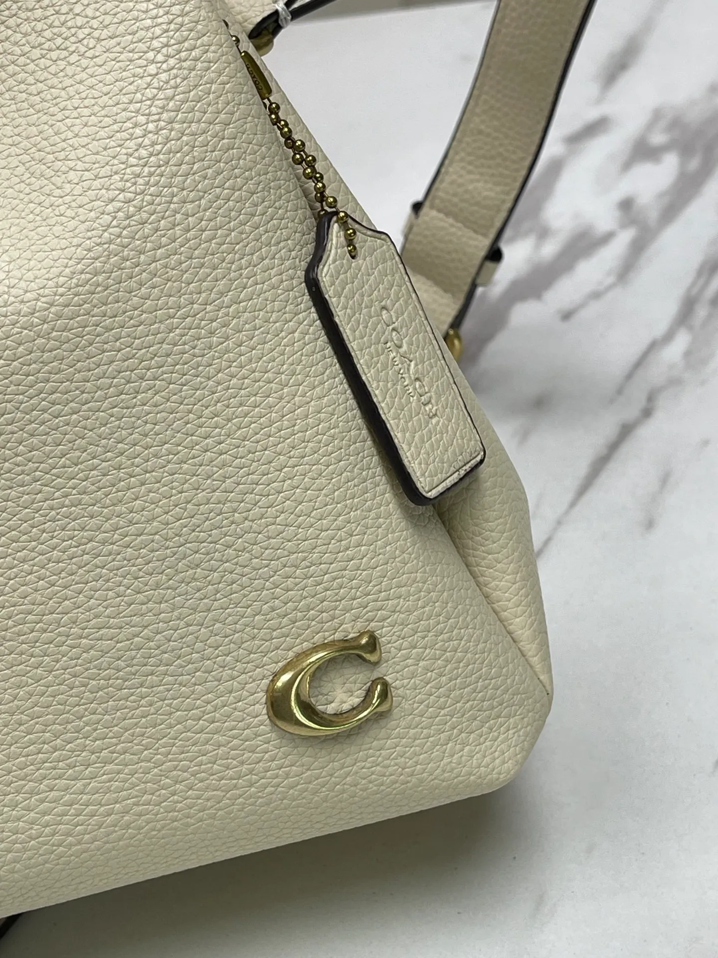 Top original order batch 460💰Coach/Coach new September vegetable basket is huge and beautiful. Coach model CM545. September new LANA vegetable basket bag. The bag shape is simple and elegant, and can be used for daily items. It is small enough and can be carried by hand or cross-body. Daily items can be placed completely. It is medium-sized and can be carried by hand or cross-body. Size 22.31.13.