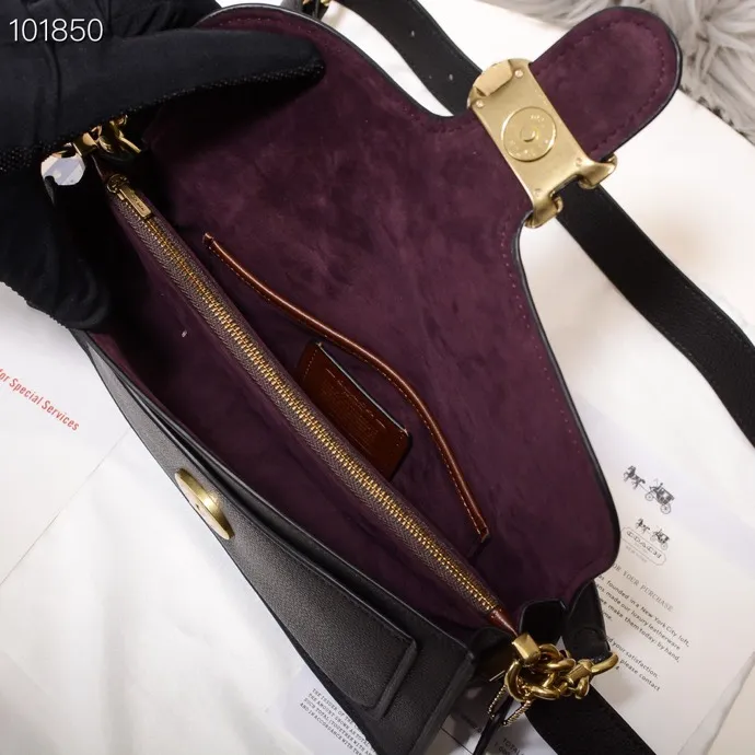 The classic Coach Bacchus bag 73995 is fashionable and versatile, simple and elegant. With the long strap, it is another style, cute and fresh! This bag is really versatile! It is not very heavy, and the leather is very comfortable to touch, not easily deformed, soft and comfortable! Size: 26*15*7.5cm: