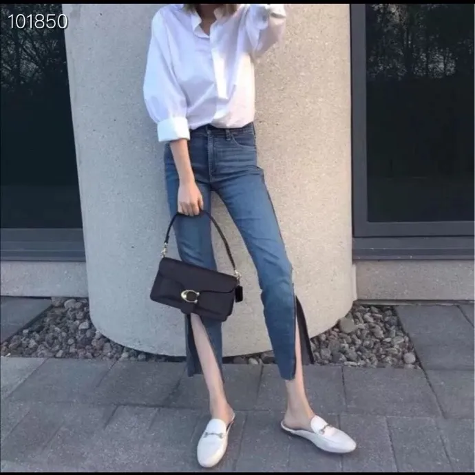 The classic Coach Bacchus bag 73995 is fashionable and versatile, simple and elegant. With the long strap, it is another style, cute and fresh! This bag is really versatile! It is not very heavy, and the leather is very comfortable to touch, not easily deformed, soft and comfortable! Size: 26*15*7.5cm: