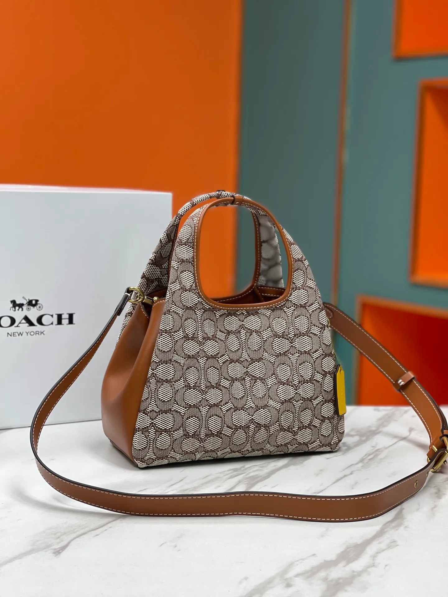 Top original order batch 460💰Coach/Coach new September vegetable basket is huge and beautiful. Coach model CM545. September new LANA vegetable basket bag. The bag shape is simple and elegant, and can be used for daily items. It is small enough and can be carried by hand or cross-body. Daily items can be placed completely. It is medium-sized and can be carried by hand or cross-body. Size 22.31.13.