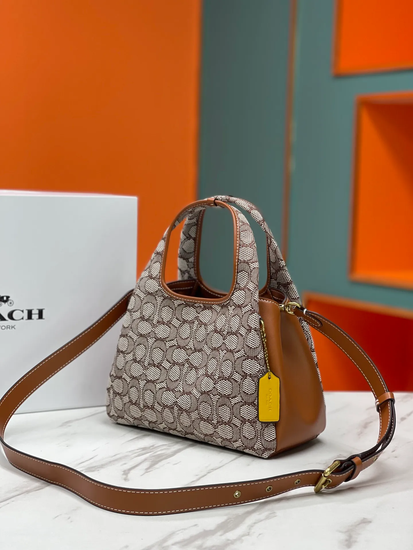 Top original order batch 460💰Coach/Coach new September vegetable basket is huge and beautiful. Coach model CM545. September new LANA vegetable basket bag. The bag shape is simple and elegant, and can be used for daily items. It is small enough and can be carried by hand or cross-body. Daily items can be placed completely. It is medium-sized and can be carried by hand or cross-body. Size 22.31.13.