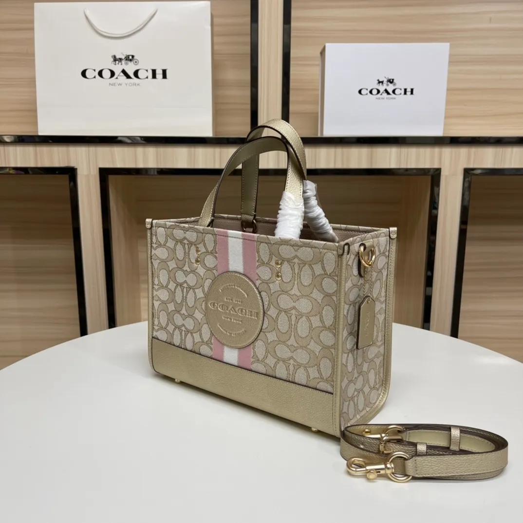 Batch 400💰. Coach/Coach counter new color CE984 Butot horizontal series, latest style design, large round cake LOGO, very iconic, big C with hemp thread presbyopia embroidery, size is about 29/13/22.