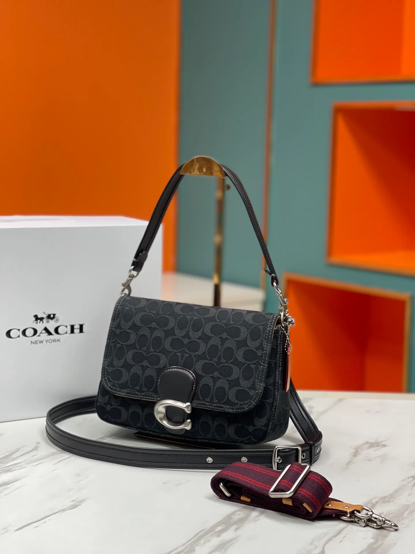 Top original order batch 480💰coach/Coach new model number: CG094 new color at the counter. 3 shoulder straps. I love Soft Tabby so much ~ Retro style has always been the current popular style. This model perfectly interprets the French retro romance. The 3 shoulder straps can be freely detached. The short shoulder strap can be used as an armpit bag or a handbag. It is very suitable for any style. It is soft and light, and the built-in capacity is super sufficient! Jue Juezi, full of gratitude! Versatile classic size: 26*15*8.5 cm,