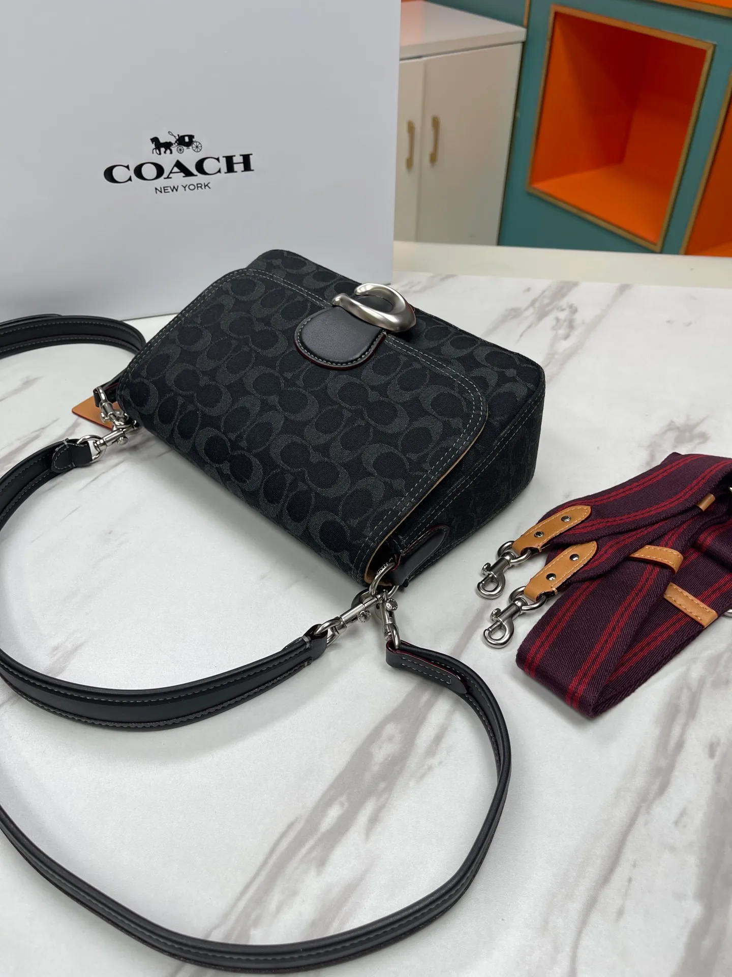 Top original order batch 480💰coach/Coach new model number: CG094 new color at the counter. 3 shoulder straps. I love Soft Tabby so much ~ Retro style has always been the current popular style. This model perfectly interprets the French retro romance. The 3 shoulder straps can be freely detached. The short shoulder strap can be used as an armpit bag or a handbag. It is very suitable for any style. It is soft and light, and the built-in capacity is super sufficient! Jue Juezi, full of gratitude! Versatile classic size: 26*15*8.5 cm,