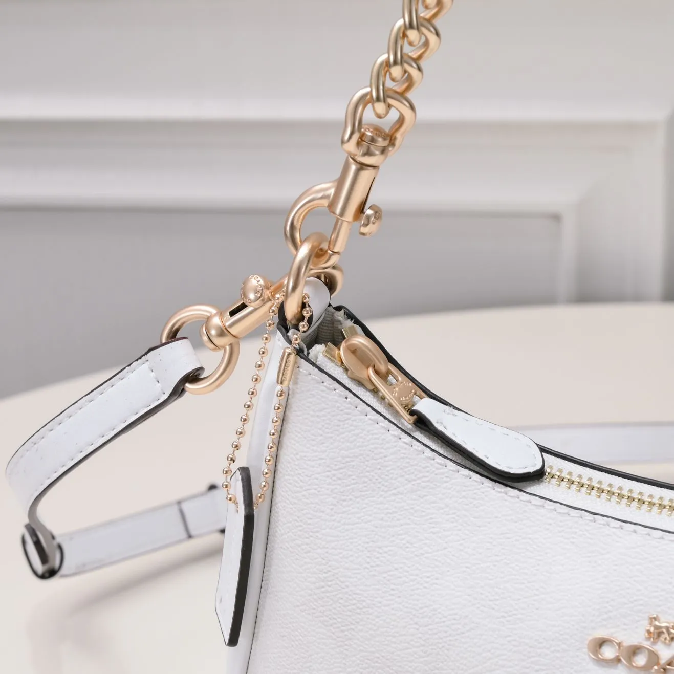 P260 [Top original order] Coach's new Teri underarm bag CA548 is larger than the mahjong bag, and the capacity zipper arc is more beautiful. It is equipped with two shoulder straps. The bag body is simple and elegant, and the stiff structure shows a capable and neat temperament. Dimensions: 24.5cm long x 13cm high x 6cm wide