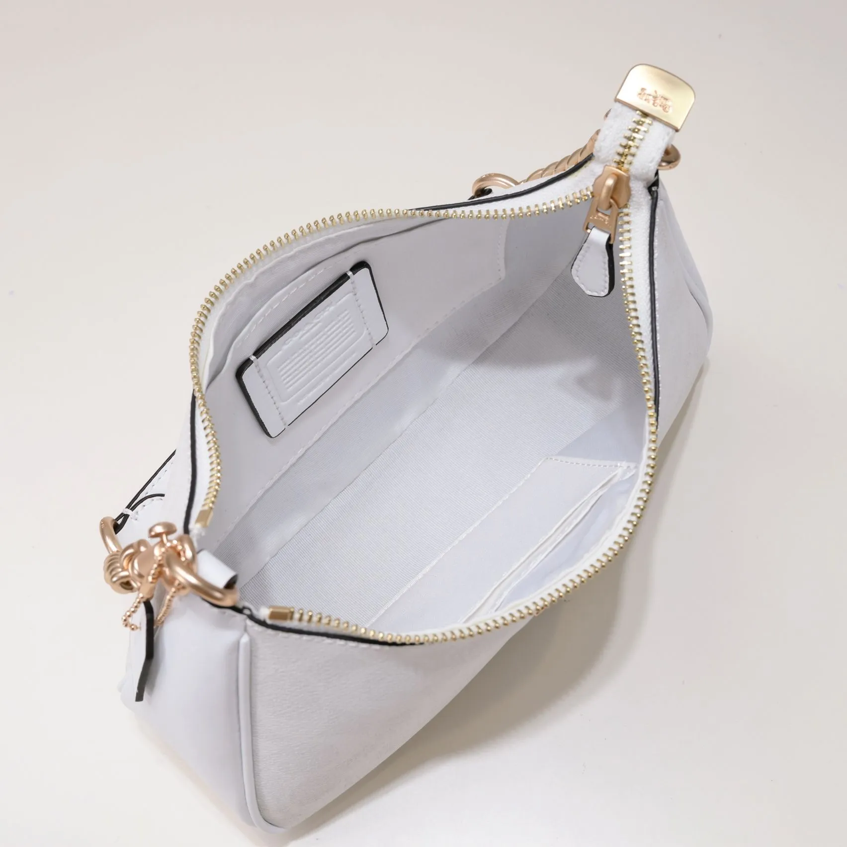 P260 [Top original order] Coach's new Teri underarm bag CA548 is larger than the mahjong bag, and the capacity zipper arc is more beautiful. It is equipped with two shoulder straps. The bag body is simple and elegant, and the stiff structure shows a capable and neat temperament. Dimensions: 24.5cm long x 13cm high x 6cm wide