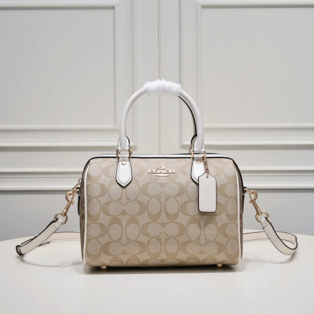 P380 [Top Original Order] Coach’s new Rowan Boston Large CH486 This year’s new colors are really eye-catching, and every color is very versatile! The newly upgraded best-selling pillow bag zipper returns to the back again, showing an overall high-end look. It can be carried on the shoulder or cross-body, and the bag has enough space to accommodate daily items. It is easy to carry, looks good and is easy to use! Size: 25*15*12cm