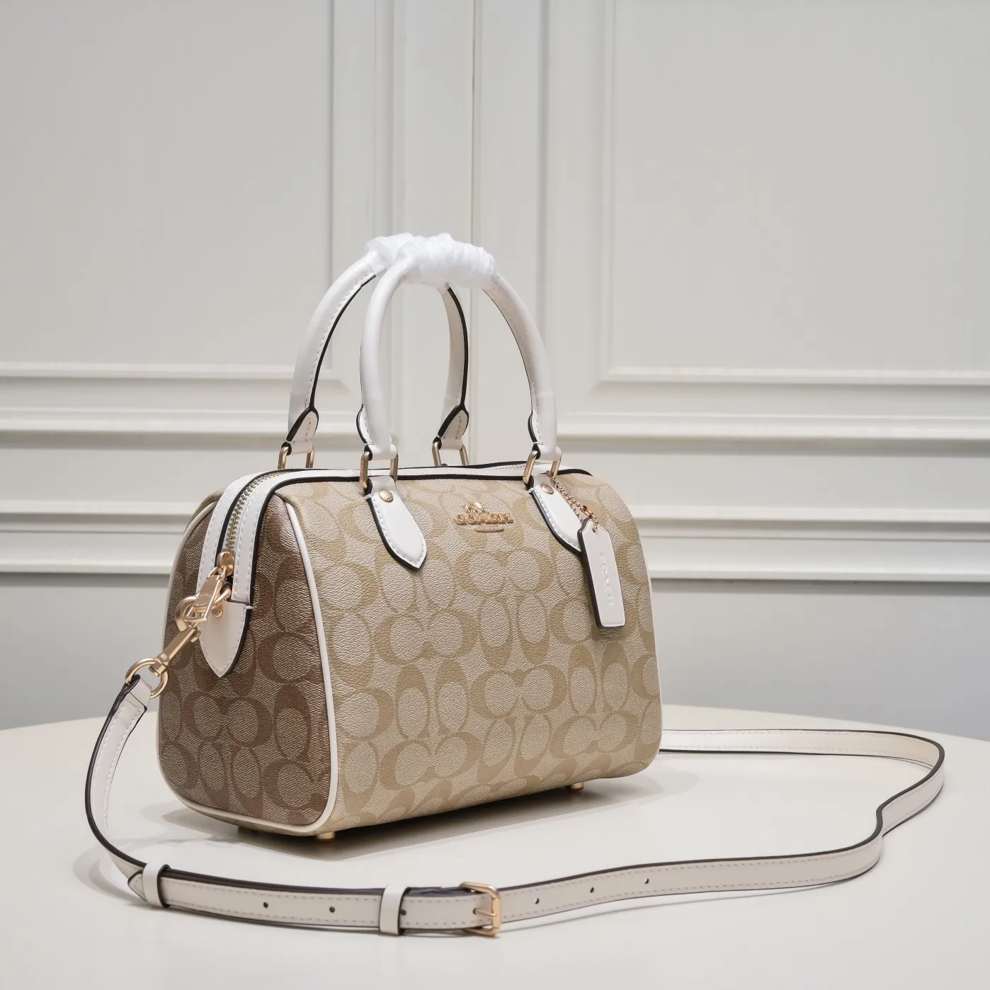 P380 [Top Original Order] Coach’s new Rowan Boston Large CH486 This year’s new colors are really eye-catching, and every color is very versatile! The newly upgraded best-selling pillow bag zipper returns to the back again, showing an overall high-end look. It can be carried on the shoulder or cross-body, and the bag has enough space to accommodate daily items. It is easy to carry, looks good and is easy to use! Size: 25*15*12cm