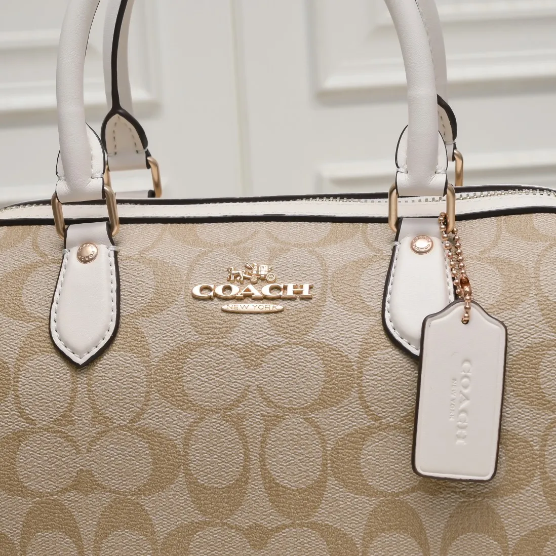 P380 [Top Original Order] Coach’s new Rowan Boston Large CH486 This year’s new colors are really eye-catching, and every color is very versatile! The newly upgraded best-selling pillow bag zipper returns to the back again, showing an overall high-end look. It can be carried on the shoulder or cross-body, and the bag has enough space to accommodate daily items. It is easy to carry, looks good and is easy to use! Size: 25*15*12cm