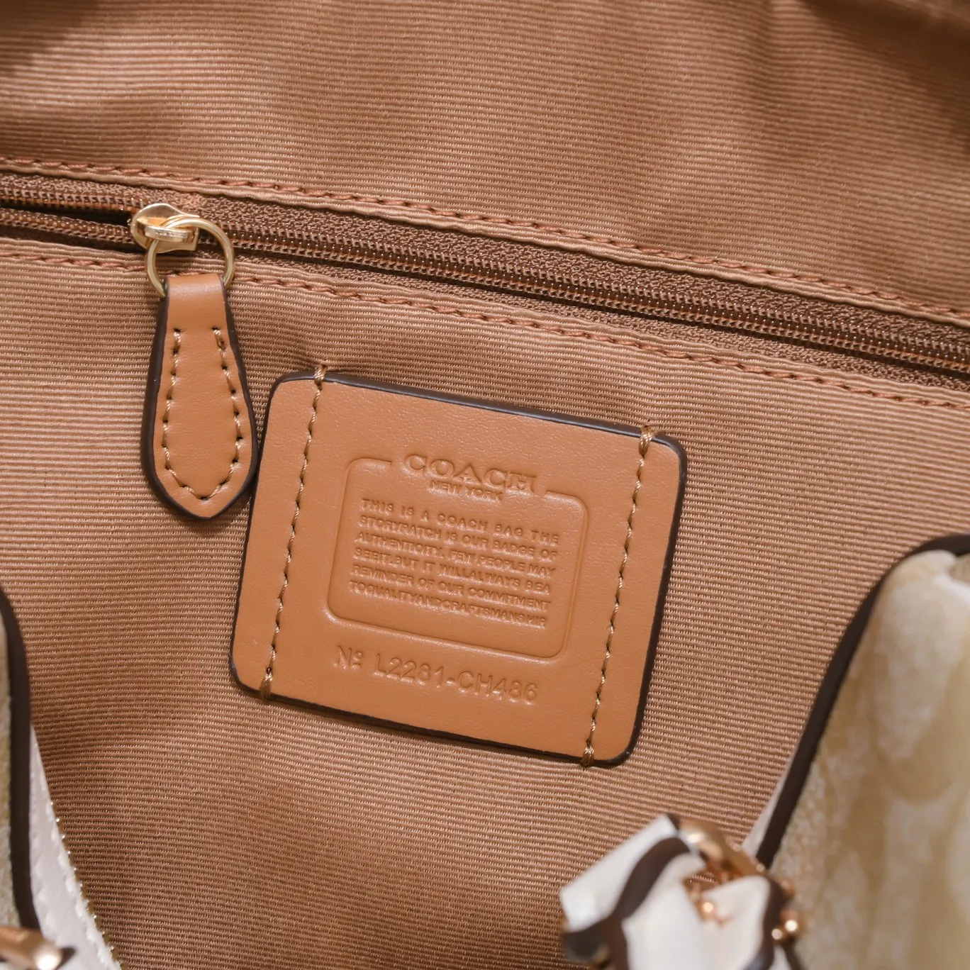 P380 [Top Original Order] Coach’s new Rowan Boston Large CH486 This year’s new colors are really eye-catching, and every color is very versatile! The newly upgraded best-selling pillow bag zipper returns to the back again, showing an overall high-end look. It can be carried on the shoulder or cross-body, and the bag has enough space to accommodate daily items. It is easy to carry, looks good and is easy to use! Size: 25*15*12cm