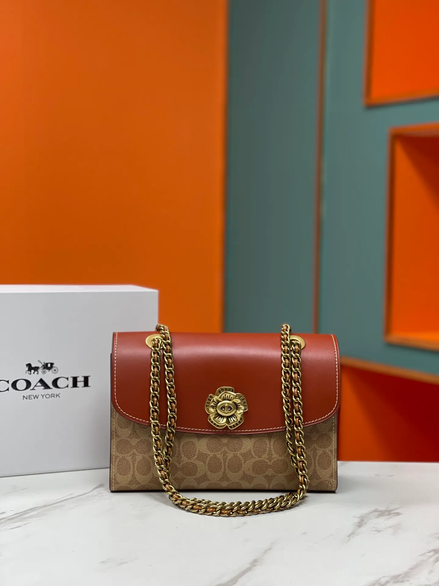 Top original order, batch 540💰original order quality COACH model 30585 Camellia Parker classic series chain bag, using original imported cowhide and PVC, original retro hardware, suede lining. The chain can be used for two purposes. It can be folded up to be carried on the shoulder or hand-held, and can be released to be worn cross-body. It is very practical. The design is simple, beautiful and self-respecting. Retro and elegant, with quality! Size: 26*17*10