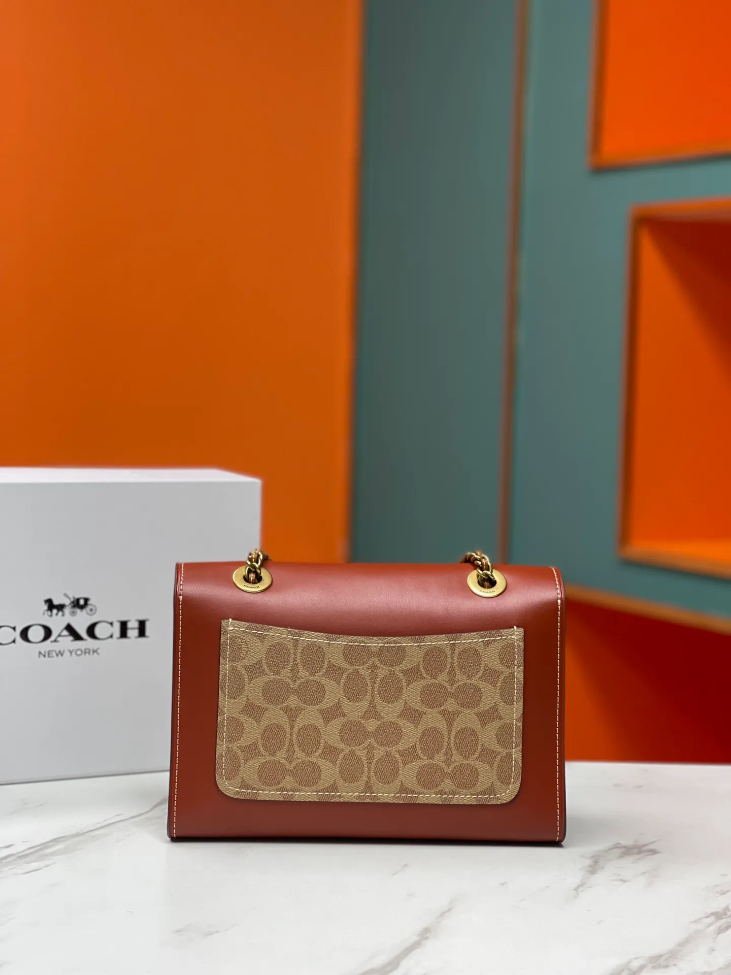 Top original order, batch 540💰original order quality COACH model 30585 Camellia Parker classic series chain bag, using original imported cowhide and PVC, original retro hardware, suede lining. The chain can be used for two purposes. It can be folded up to be carried on the shoulder or hand-held, and can be released to be worn cross-body. It is very practical. The design is simple, beautiful and self-respecting. Retro and elegant, with quality! Size: 26*17*10