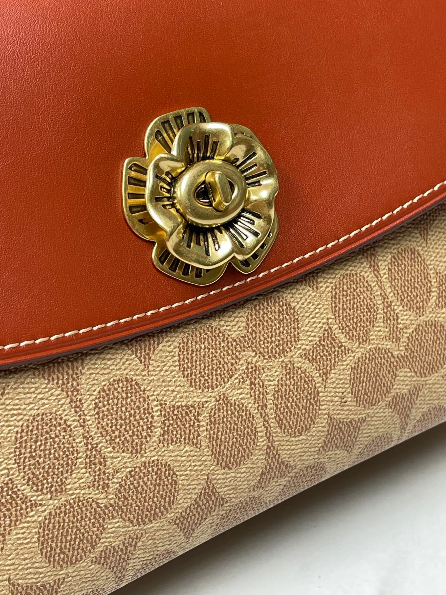 Top original order, batch 540💰original order quality COACH model 30585 Camellia Parker classic series chain bag, using original imported cowhide and PVC, original retro hardware, suede lining. The chain can be used for two purposes. It can be folded up to be carried on the shoulder or hand-held, and can be released to be worn cross-body. It is very practical. The design is simple, beautiful and self-respecting. Retro and elegant, with quality! Size: 26*17*10