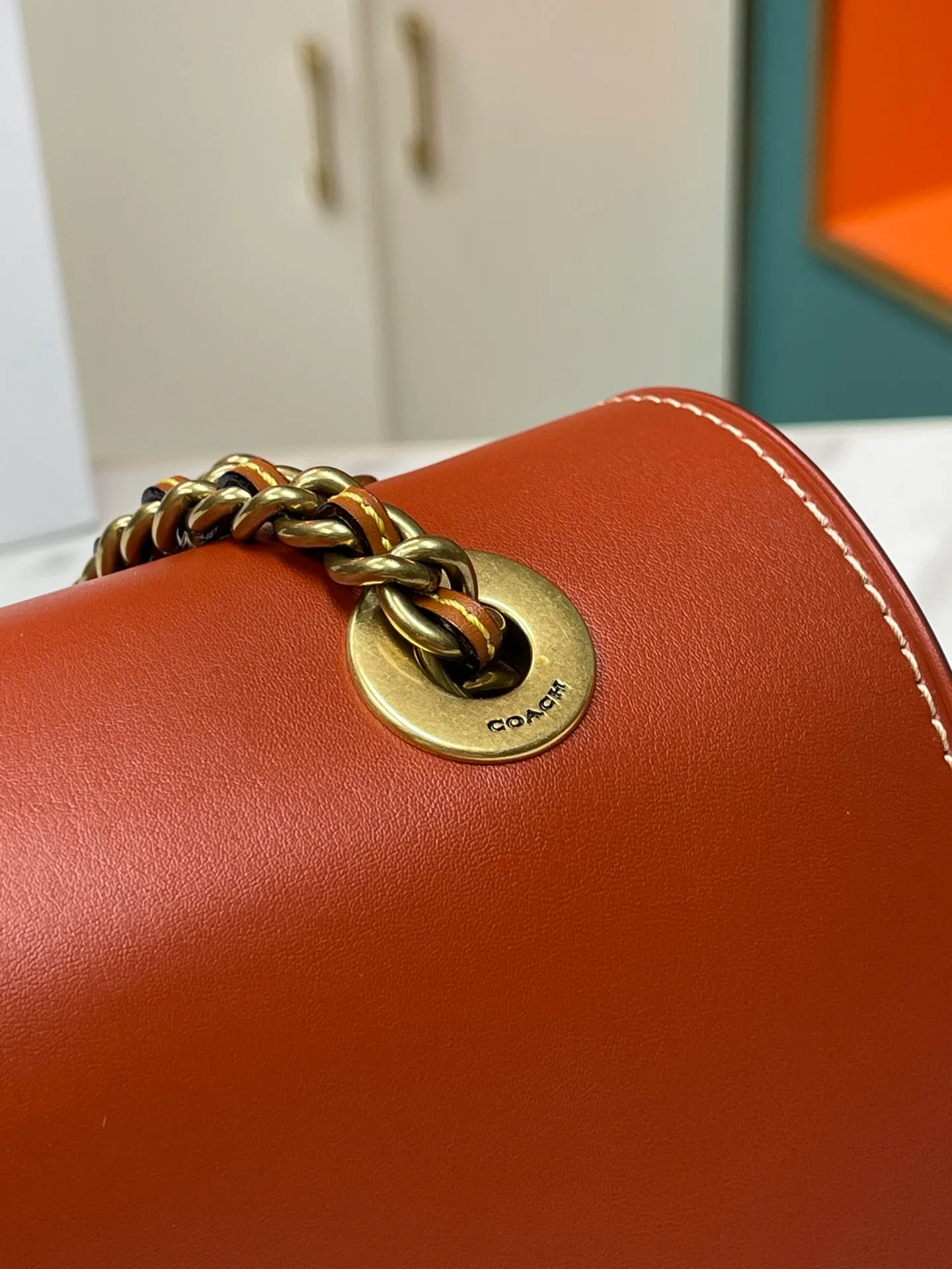 Top original order, batch 540💰original order quality COACH model 30585 Camellia Parker classic series chain bag, using original imported cowhide and PVC, original retro hardware, suede lining. The chain can be used for two purposes. It can be folded up to be carried on the shoulder or hand-held, and can be released to be worn cross-body. It is very practical. The design is simple, beautiful and self-respecting. Retro and elegant, with quality! Size: 26*17*10