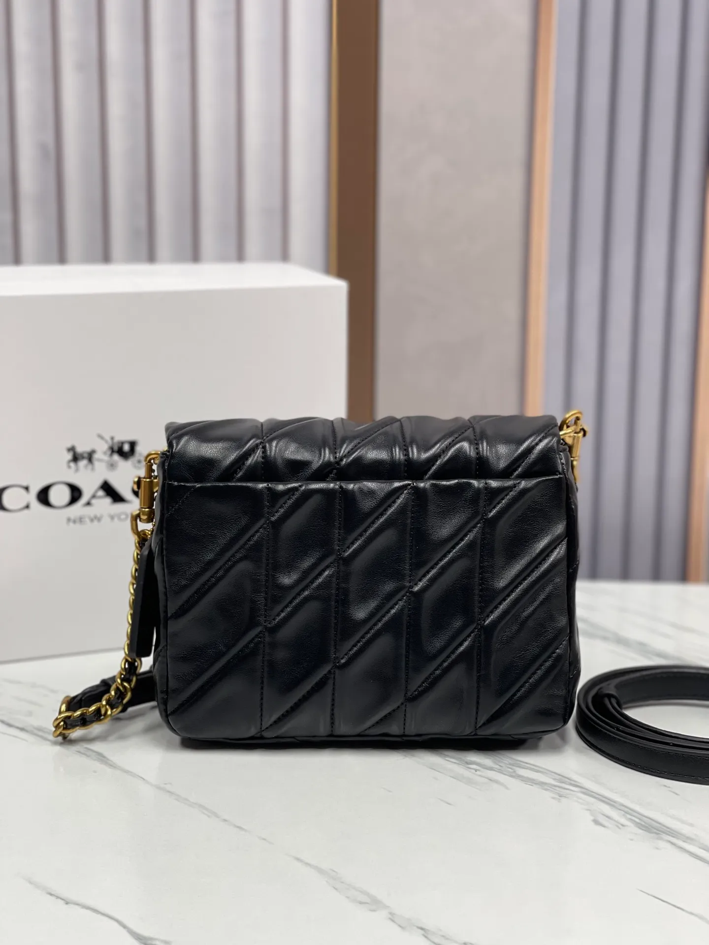 P480💰Coach’s new Square Tabby20 is retro and high-end, with a sheepskin texture. Square shoulder crossbody chain women's bag CW629, size 21×16×7. white black