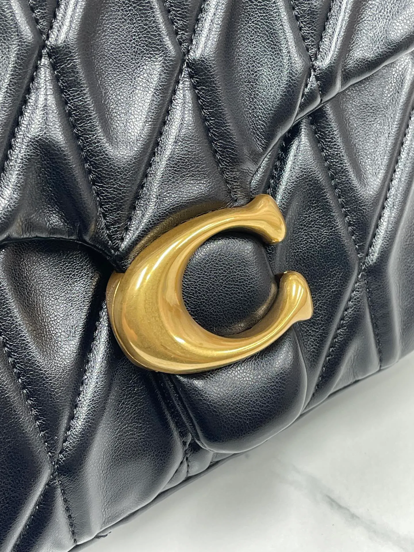 P480💰Coach’s new Square Tabby20 is retro and high-end, with a sheepskin texture. Square shoulder crossbody chain women's bag CW629, size 21×16×7. white black