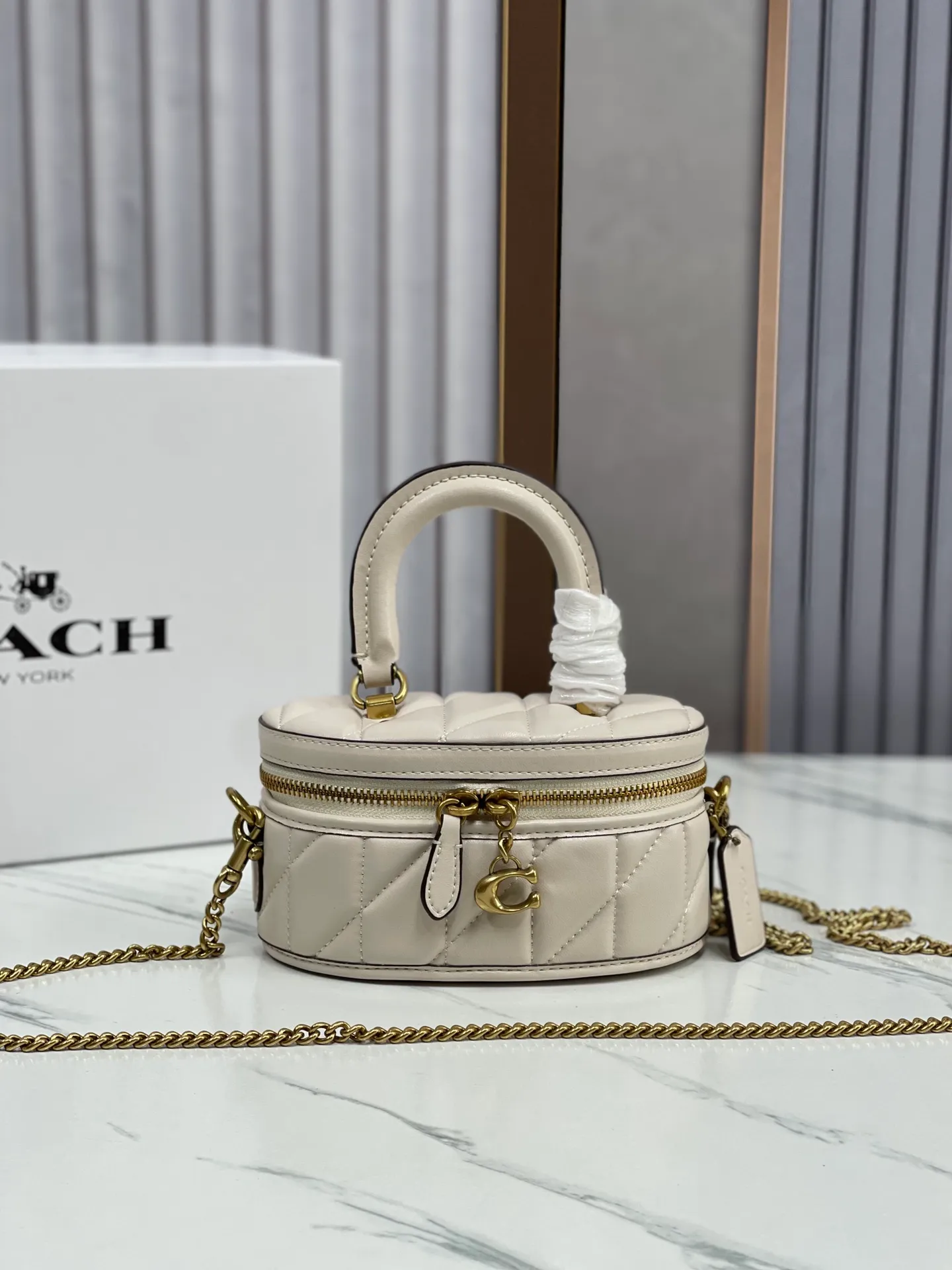 Top original order batch 400🐶Coach new box bag version 2.0. New cosmetic bag/chain shoulder crossbody bag💕model CT876/CT877, designers who listened to the advice, want a box bag that can hold mobile phones, here comes the new model in June that can accommodate top original order batch ro-sized mobile phone lipstick air cushion powder is not a problem💕size 17CM