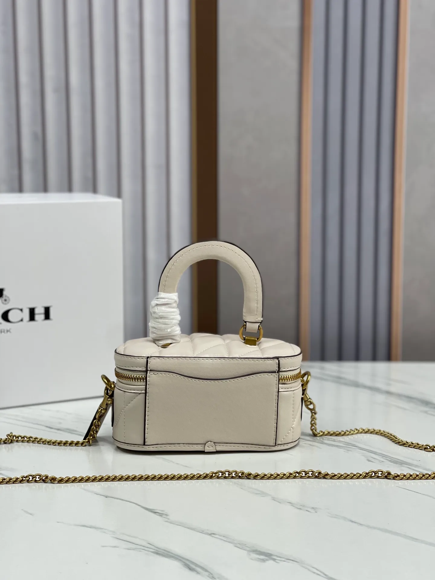 Top original order batch 400🐶Coach new box bag version 2.0. New cosmetic bag/chain shoulder crossbody bag💕model CT876/CT877, designers who listened to the advice, want a box bag that can hold mobile phones, here comes the new model in June that can accommodate top original order batch ro-sized mobile phone lipstick air cushion powder is not a problem💕size 17CM