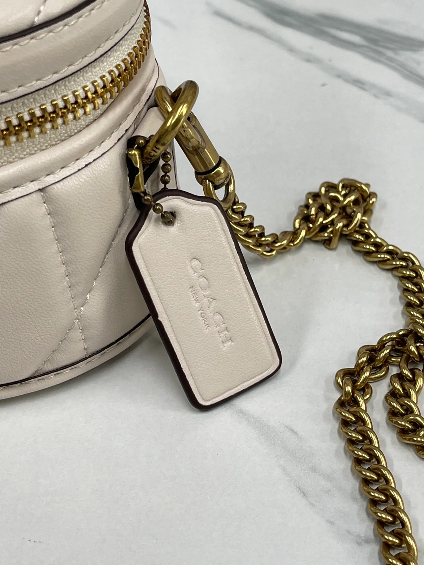 Top original order batch 400🐶Coach new box bag version 2.0. New cosmetic bag/chain shoulder crossbody bag💕model CT876/CT877, designers who listened to the advice, want a box bag that can hold mobile phones, here comes the new model in June that can accommodate top original order batch ro-sized mobile phone lipstick air cushion powder is not a problem💕size 17CM