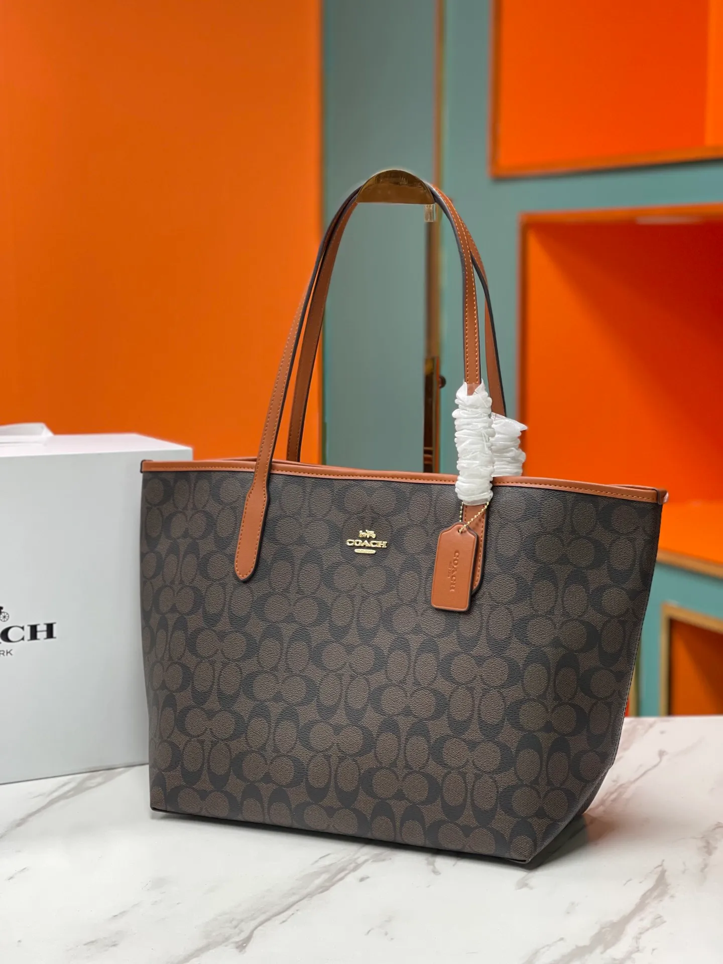 Top original order batch 400💰Coach/Coach new large shopping bag. Style number: 5696& Classic presbyopic logo tote bag is super cute. It is suitable for commuting. It has a huge capacity and is also very suitable for mothers. It has a wide range of applicability, especially suitable for students, part-time workers and mothers. Size: 34*31*16 cm,
