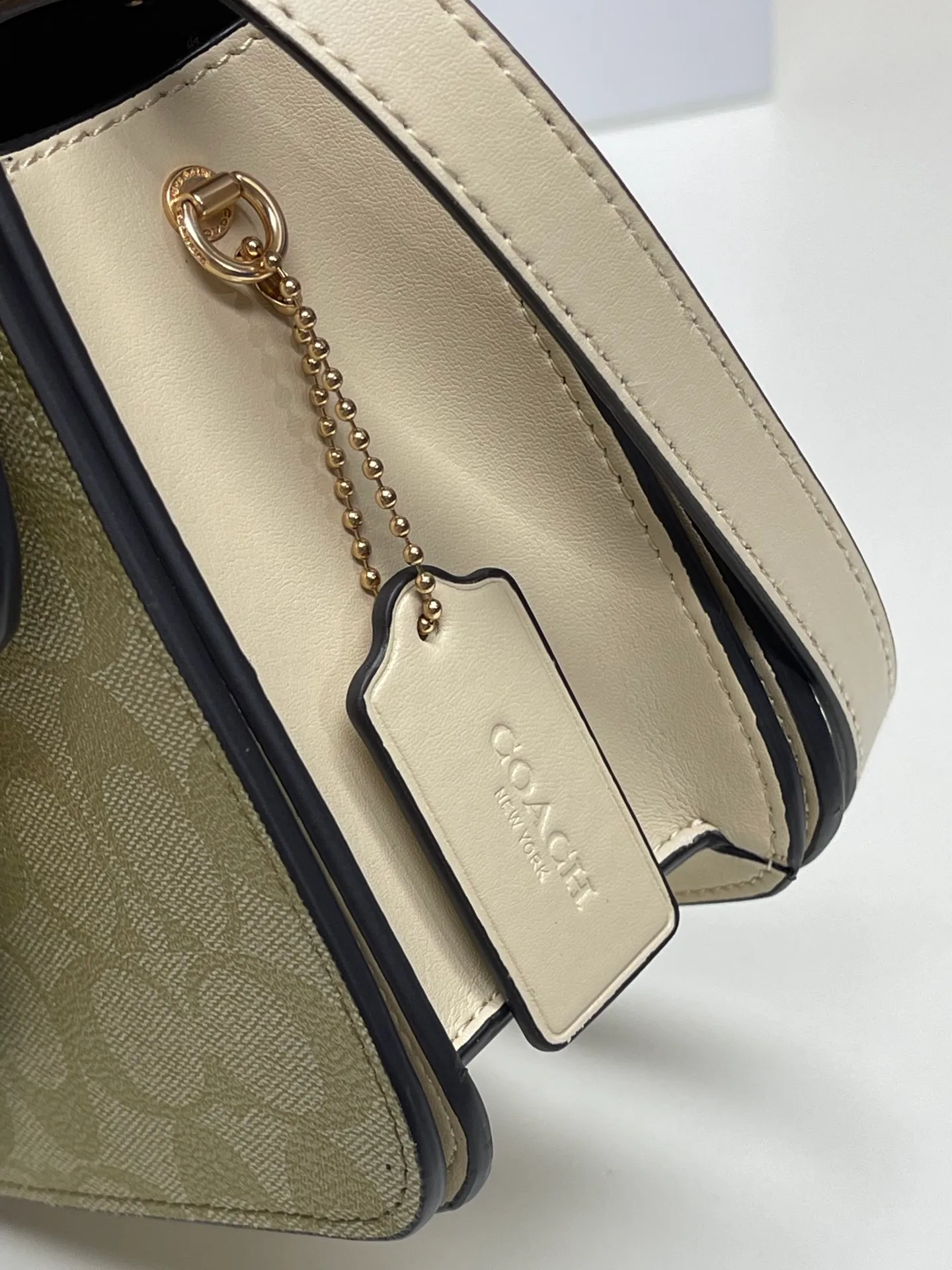 Top original order batch 440💰coach/Coach new model latest August new product model CL429 Morgan series is a must-have for Valentine's Day gifts. Exquisite, compact and playful, wear-resistant and scratch-resistant. The built-in compartment can accommodate a variety of personal belongings. Girls don't have to worry about their belongings when going out. The shoulder strap can be adjusted diagonally or on one shoulder. Super practical
