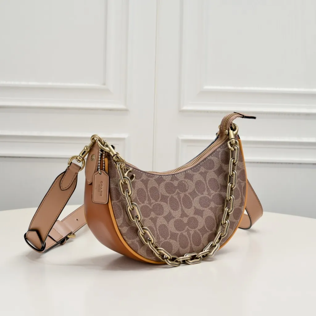 P360 [Top original order] CM582 Kou's new mira crescent bag has a proper temperament on the upper body, using a retro brushed brass chain ~ full of texture. Two shoulder straps can be worn cross-body under the arm, and the two styles can be switched at will. Size:23.5*16*6.5cm