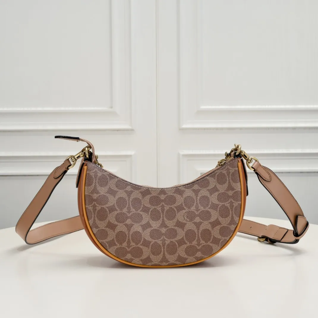 P360 [Top original order] CM582 Kou's new mira crescent bag has a proper temperament on the upper body, using a retro brushed brass chain ~ full of texture. Two shoulder straps can be worn cross-body under the arm, and the two styles can be switched at will. Size:23.5*16*6.5cm