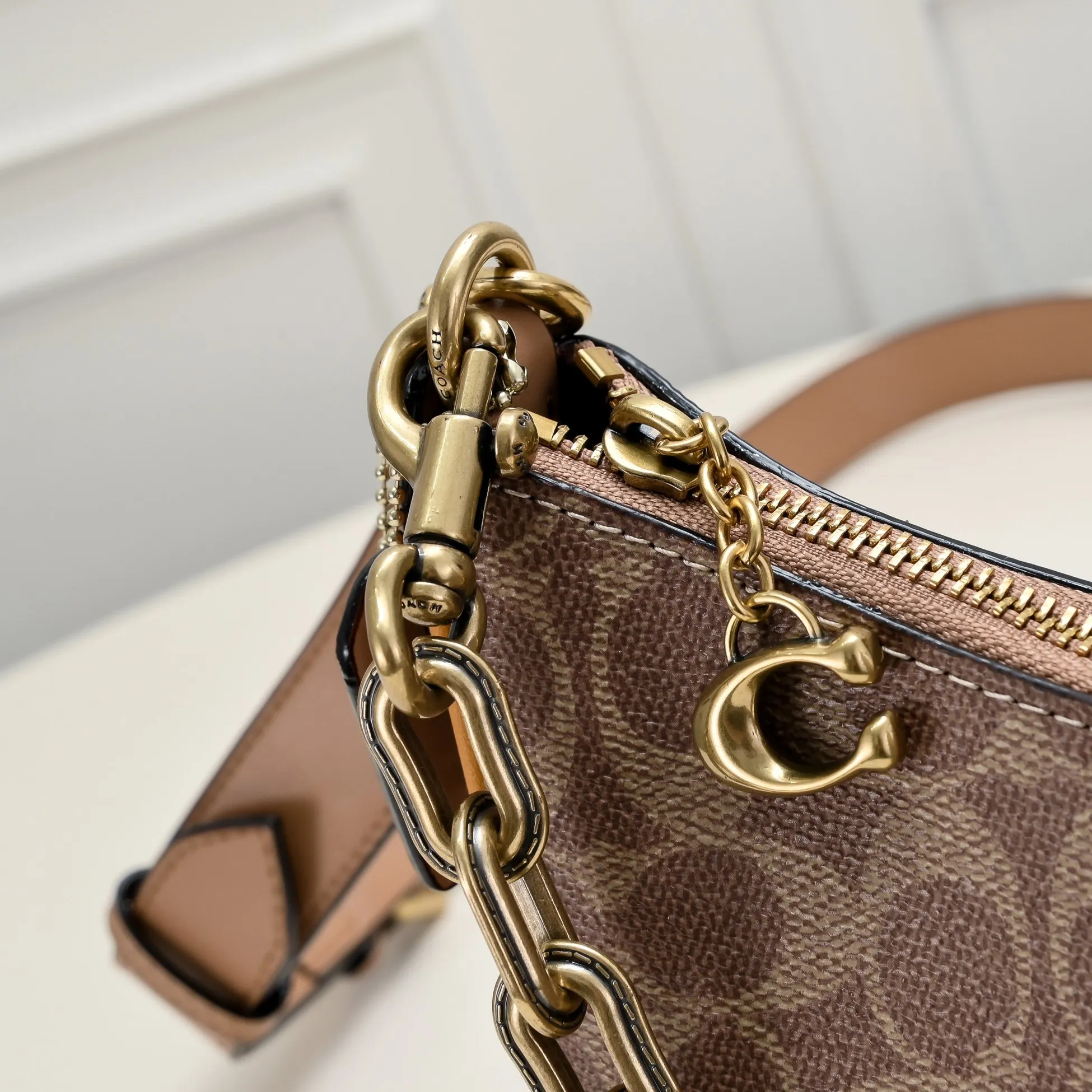 P360 [Top original order] CM582 Kou's new mira crescent bag has a proper temperament on the upper body, using a retro brushed brass chain ~ full of texture. Two shoulder straps can be worn cross-body under the arm, and the two styles can be switched at will. Size:23.5*16*6.5cm