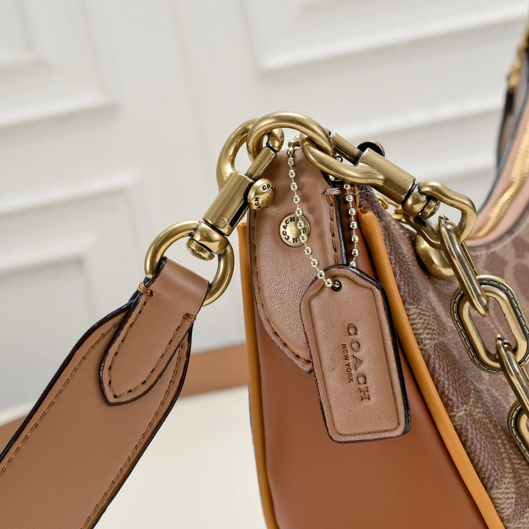 P360 [Top original order] CM582 Kou's new mira crescent bag has a proper temperament on the upper body, using a retro brushed brass chain ~ full of texture. Two shoulder straps can be worn cross-body under the arm, and the two styles can be switched at will. Size:23.5*16*6.5cm