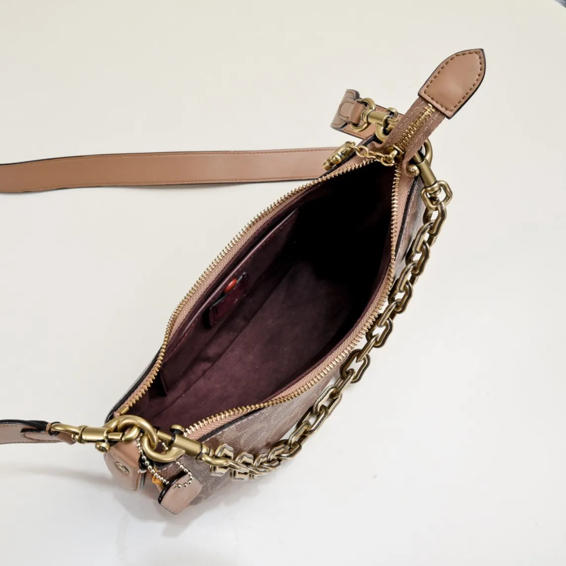 P360 [Top original order] CM582 Kou's new mira crescent bag has a proper temperament on the upper body, using a retro brushed brass chain ~ full of texture. Two shoulder straps can be worn cross-body under the arm, and the two styles can be switched at will. Size:23.5*16*6.5cm