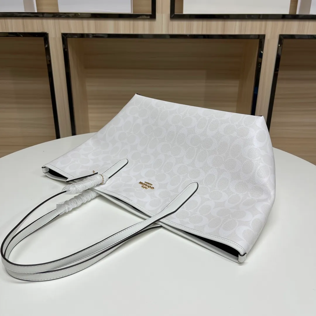Top original order 400 in batches💰. Coach/Coach new large shopping bag. Style number: 5696& Classic presbyopic logo tote bag is super cute. It is suitable for commuting. It has a huge capacity and is also very suitable for mothers. It has a wide range of applicability, especially suitable for students, part-time workers and mothers. Size: 34*31*16 cm,